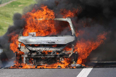 Bakıda avtomobildən başlayan yanğın yaşayış evinə keçib