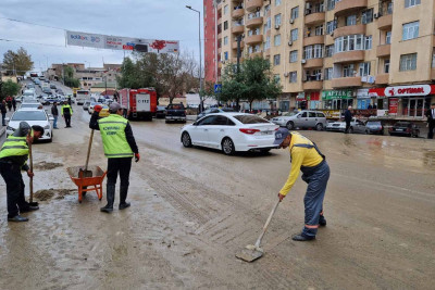 Yasamalda su borusunun partladığı ərazidə təmizlik işləri gedir