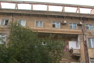Bakıxanov: Mustafa Vəkilov küçəsində binanın dam örtüyü sakinləri qorumur