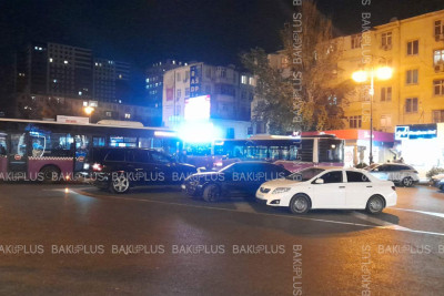 Bakıda təhlükəsizlik adacığı avtomobillərin sərgisinə çevrilib
