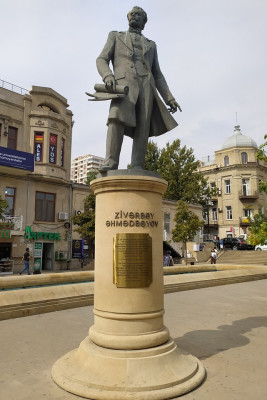 Görkəmli memar Zivərbəy Əhmədbəyovun heykəli üzərində məlumat lövhəsi yerləşdirilib