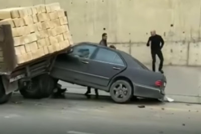 Sədərək yolunda minik avtomobili yük maşını ilə toqquşub