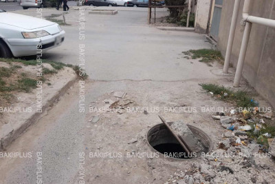 Xətai rayonunda yolun ortasında təhlükə saçan kanalizasiya lükü mövcuddur