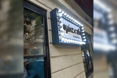 Bu məşhurun restoranının reklam lövhəsi sökülüb