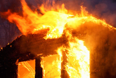 Xətai rayonunda yaşayış evi yanıb Hadisə yerinə