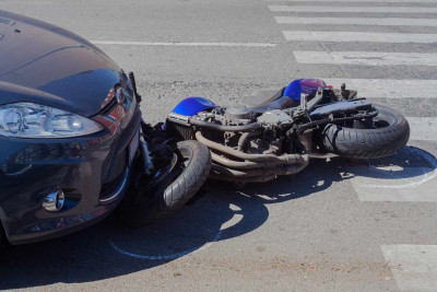 Motosiklet sürücüsü qəzaya uğrayıb