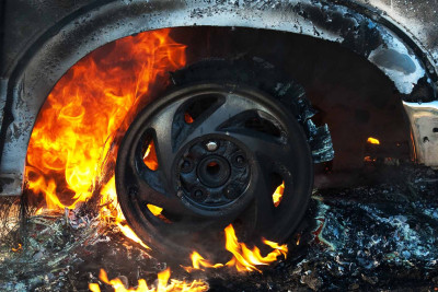 Xəzər rayonunda minik avtomobili yanıb