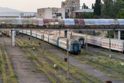 Bakıda qadın qatarın altında qalıb