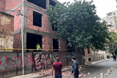 Bakıda memarlıq abidəsinin yaxınlığında daha bir qanunsuz tikili sökülür