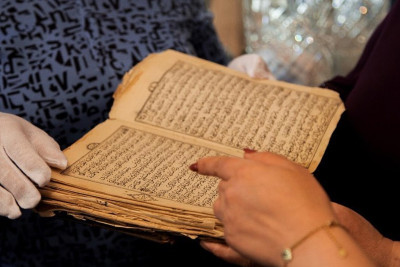 İçərişəhər sakini qoruğa 1 əsrlik kitab bağışlayıb