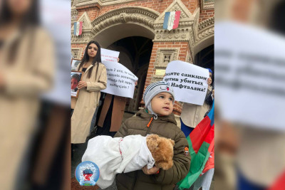 Fransanın Moskvadakı səfirliyi qarşısında azərbaycanlı qadınlar və uşaqlar aksiya keçiriblər