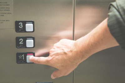 Bakıda 3 nəfər liftdə köməksiz vəziyyətdə qalıb