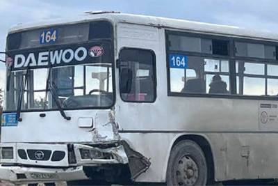 Sahil qəsəbəsində sərnişin avtobusu qəzaya düşüb