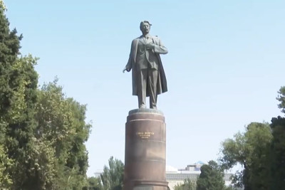 Yuyulmayan heykəllər: dahilərin çirkli heykəlləri vətəndaşları narahat edir