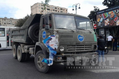 Bakıda sərnişin avtobusu yük maşını ilə toqquşub