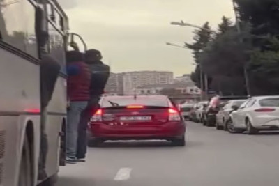 Paytaxtda sərnişin avtobusu açıq qapı ilə idarə olunub