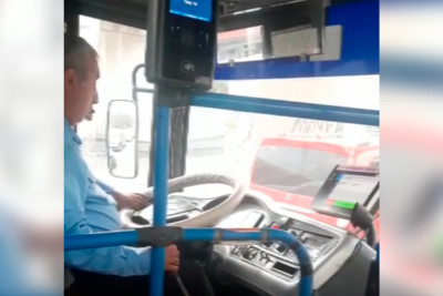 Sükan arxasında özünü kinoteatrda hiss edən avtobus sürücüsü barəsində tədbir görülüb