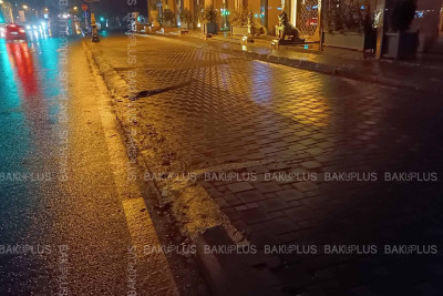 Bakıda sahibkarlar BNA-nın quraşdırdığı tumbaları sökərək qanunsuz parklanma sahəsi yaradıblar - İDDİA