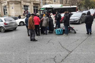 “Nizami” metrosunun yaxınlığında qəza: taksi avtomobili motosikletçini vurub