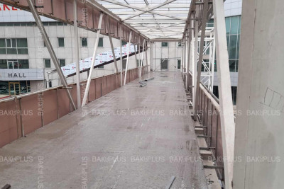 Bakının mərkəzində tikilməkdə olan yerüstü piyada keçidi faciəyə səbəb ola bilər