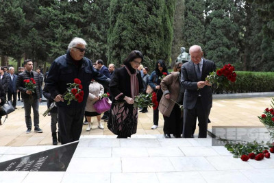 Fikrət Əmirovun 100 illiyi münasibətilə məzarı ziyarət olunub