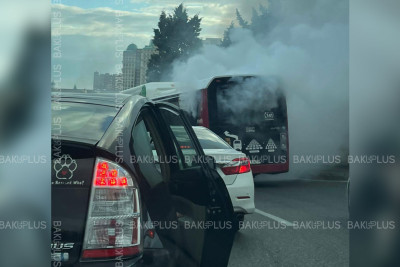 Bakıda hərəkətdə olan sərnişin avtobusu tüstülənib