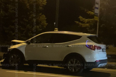 Piyadaya yol verən “Mercedes”-in sürücüsü qəzaya uğrayıb