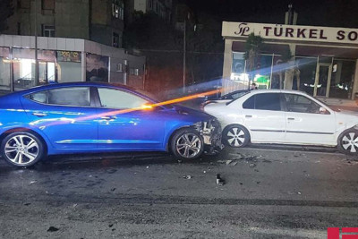 Bakıda qəfil manevr edən avtomobilin sürücüsü qəzaya səbəb olub