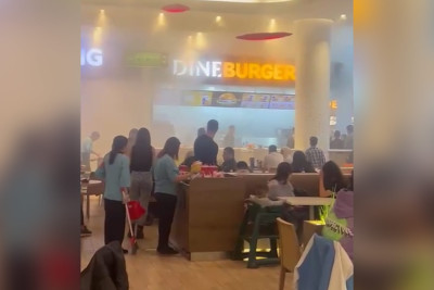 Bakıda ticarət mərkəzində tüstülənmə başlayıb