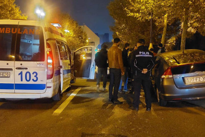 Qış parkının yanında avtomobil arakəsməyə çarpılıb