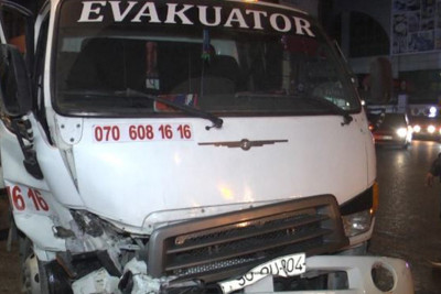 Sabunçu rayonunda üzərində avtomobil olan evakuator qəzaya düşüb