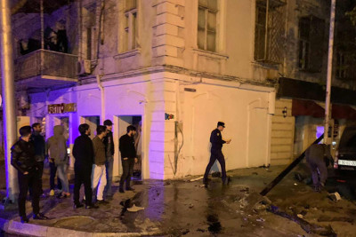 Azadlıq prospektində yük avtomobili binaya çarpılıb