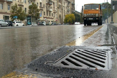 Bakıda yollardakı yağış barmaqlıqlarını oğurlayan şəxs cəzalandırılıb