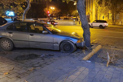 Bakıda “BMW” ağaca çarpılıb
