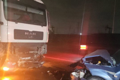 Balaxanıda yük və minik avtomobilləri toqquşub: 2 nəfər xəsarət alıb