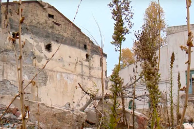 Bakının mərkəzində baxımsız qalan zavod narkomanların məskəninə çevrilib