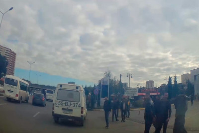 Bakı Avtovağzalının qarşısında qeyri-qanuni “taksi avtovağzalı” tıxac və xaosa səbəb olur
