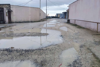 Buzovna qəsəbəsində küçələr bərbad vəziyyətdədir