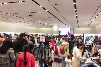 “Black Friday” endirim gününə görə Bakıdakı ticarət mərkəzlərində izdiham müşahidə olunur