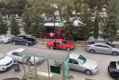 Saməd Vurğun küçəsində dayanacaq parkinqə çevrilib