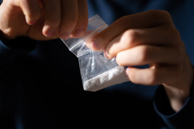 Xəzər rayonunda ana oğlu üçün həbsxanaya narkotik gətirib