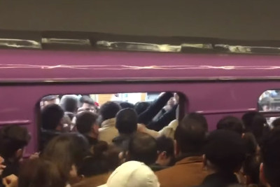 Bakıda “iflic olan” ictimai nəqliyyat artıq adi bir mənzərəyə çevrilib