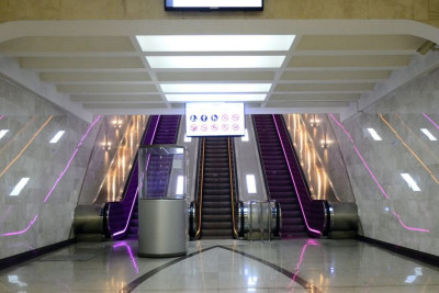 Bakı metrosunda gənc qıza qarşı əxlaqsızlıq edib yumruqla vurdu