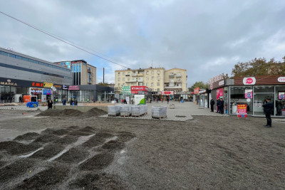 “Nərimanov” metro stansiyasının çıxışında yerləşən meydançada əsaslı təmir işləri aparılır