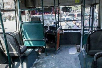 Bakıda sərnişin avtobusunda yeniyetmə və yaşlı kişi cavan oğlanla dava ediblər