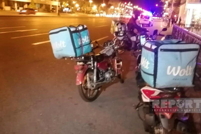 Motosikletçi işıqforun qırmızı işığında yolu keçərkən onu avtomobil vurub