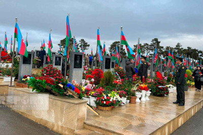 Bakı sakinləri II Şəhidlər Xiyabanında şəhidlərin xatirəsini ehtiramla yad edirlər