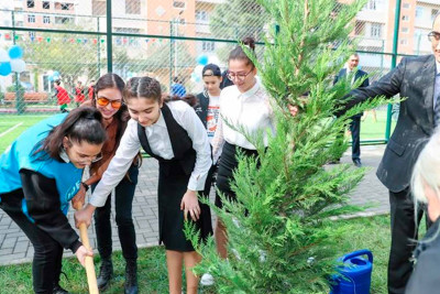 Leyla Əliyeva daha bir abad həyətin açılışında iştirak edib
