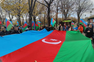 Milli Assambleyanın Parisdəki binasının yaxınlığında Azərbaycan diasporu tərəfindən etiraz aksiyası keçirilir