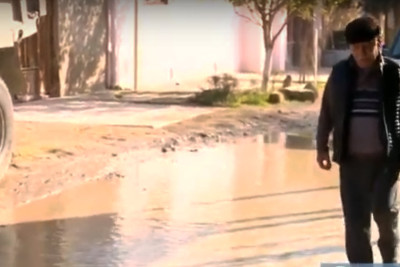 Ramanada məktəblilər çantalarla yanaşı, məktəbə əlavə ayaqqabı aparmalı olurlar